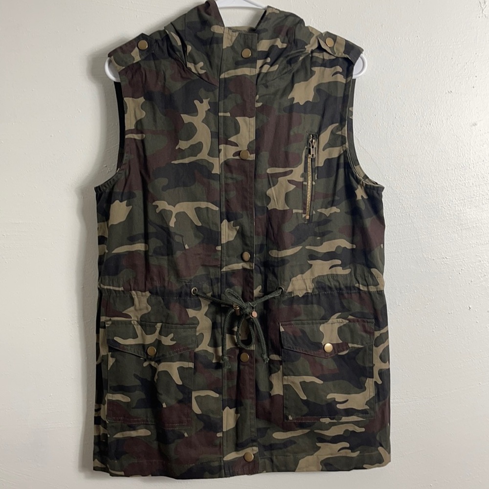Women’s camo vest size medium